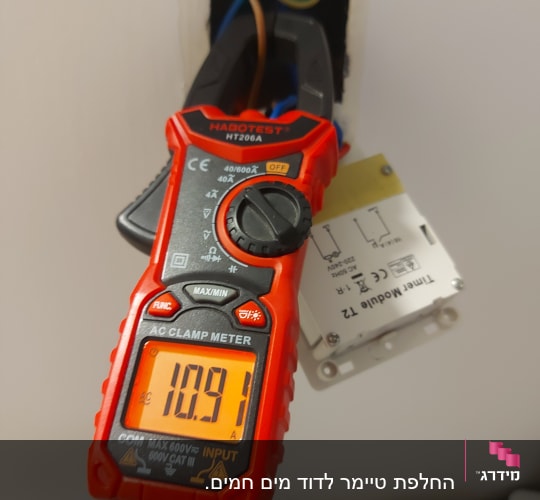 מד זרם אדום מחובר לחוטים חשמליים